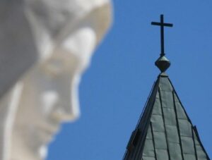 Volto della Madonna sopra il campanile della chiesa di medjugorje. Pellegrinaggio Medjugorje, Tu Sei Pietro Viaggi