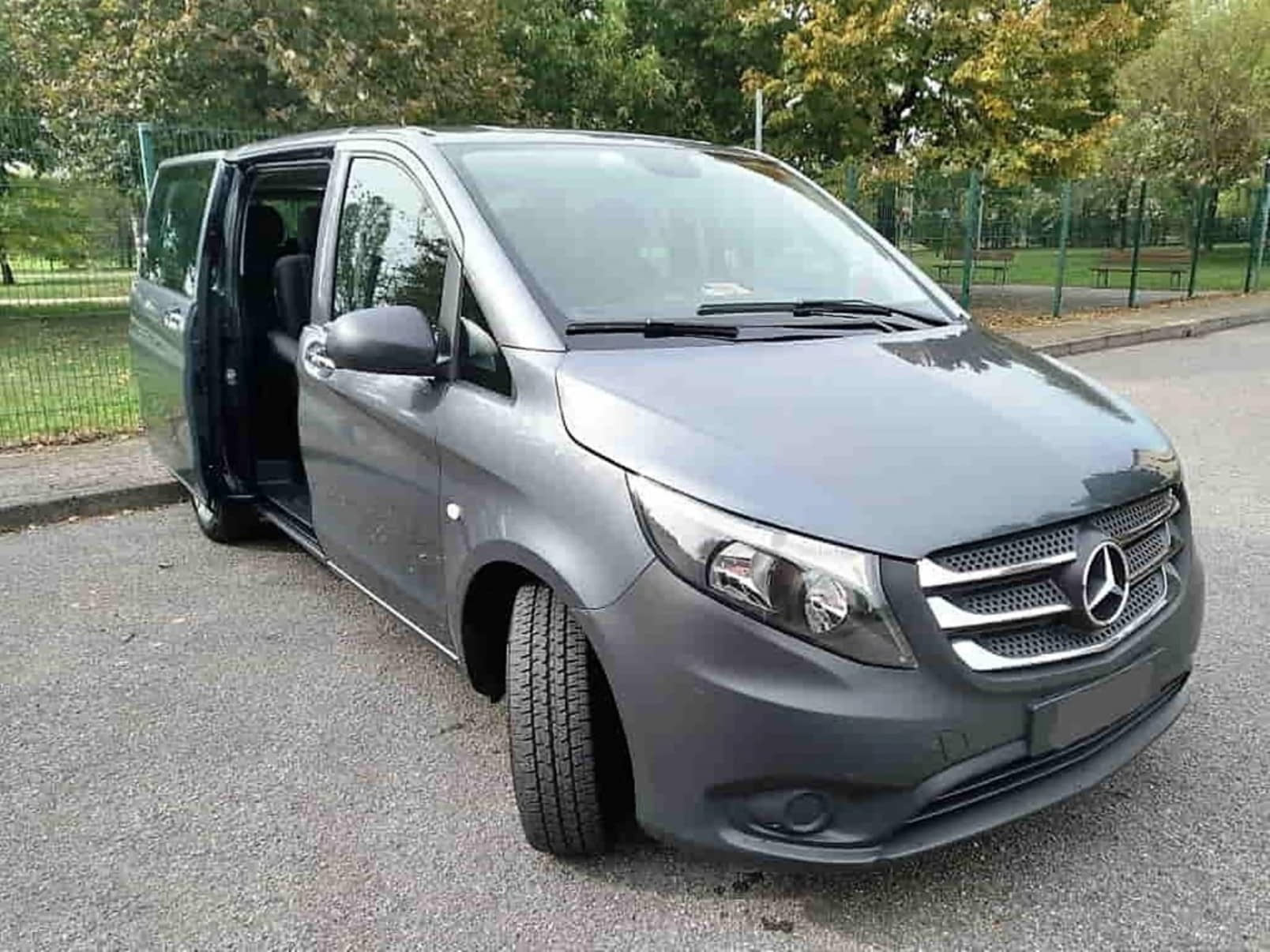 Noleggio minivan Mercedes 9 posti per viaggi di gruppo e famiglie