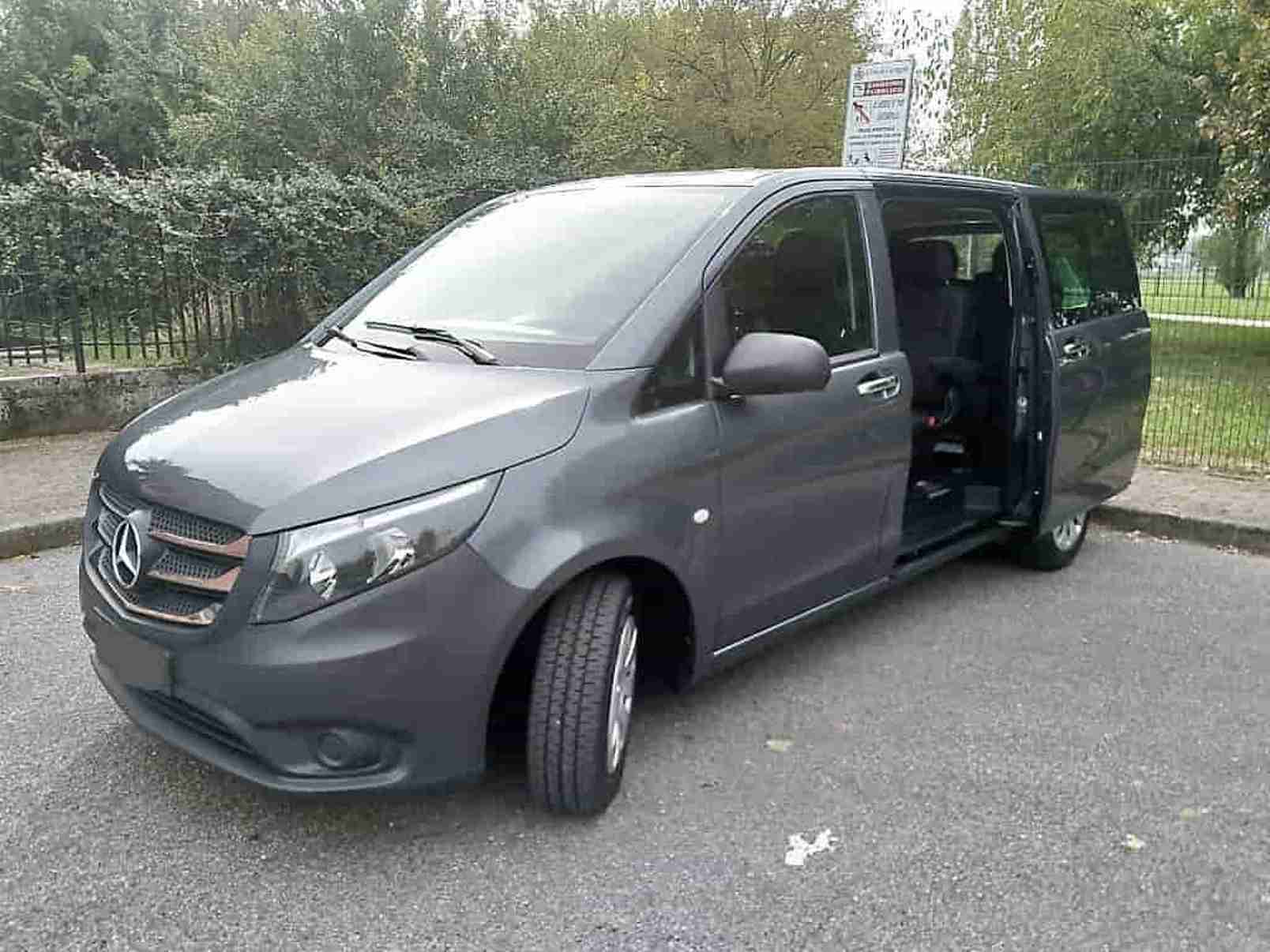 Noleggio minivan Mercedes 9 posti per viaggi di gruppo e famiglie
