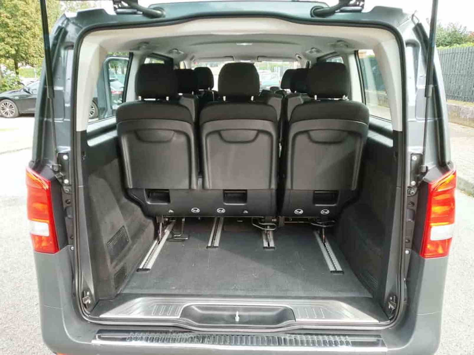 Ampio vano bagagli minivan 9 posti per valigie ingombranti. noleggio Van 9 posti