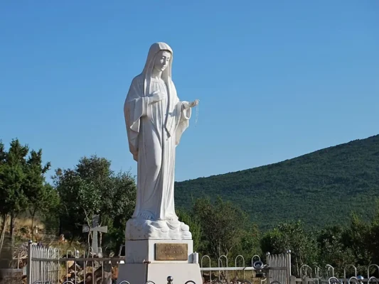 Statua della Madonna, collina delle apparizioni Podbrdo a Medjugorje. Medjugorje Statua della Regina della pace. Pellegrinaggi a Medjugorje Tu Sei Pietro Viaggi. Pellegrinaggio a Medjugorje Tu Sei Pietro Viaggi