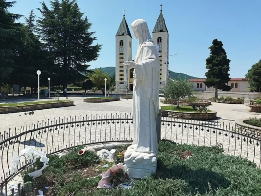 Statua della Madonna con la chiesa a Medjugorje. Pellegrinaggi a Medjugorje Tu Sei Pietro Viaggi