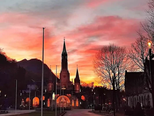 Santuario di Lourdes al tramonto. spianata dinanzi alla basilica Santo Rosario. Tu Sei Pietro Viaggi Santuario di Lourdes al tramonto. spianata dinanzi alla basilica Santo Rosario. Tu Sei Pietro Viaggi