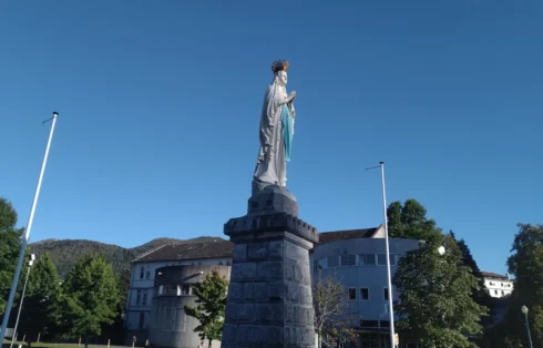 Lourdes statua della Madonna Immacolata Concezione, Santuario di Lourdes, teca reliquie di Santa Bernadette Pellegrinaggio a Lourdes Tu sei Pietro Viaggi.