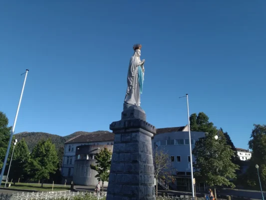 Santuario di Lourdes, statua dell'Immacolata Concezione sulla spianata dinanzi alla basilica del Santo Rosario. Tu Sei Pietro Viaggi