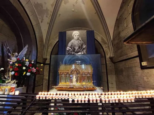 Santuario di Lourdes, teca con le reliquie di Santa Bernadette. Pellegrinaggio a Lourdes Tu sei Pietro Viaggi. Santuario di Lourdes, teca con le reliquie di Santa Bernadette. Pellegrinaggio a Lourdes Tu sei Pietro Viaggi.