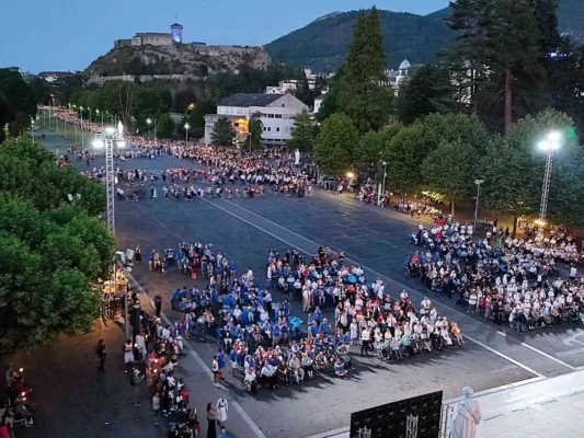 Santuario di Lourdes processione serale dei pellegrini con le fiaccole. Pellegrinaggio a Lourdes Tu sei Pietro Viaggi. Santuario di Lourdes processione serale dei pellegrini con le fiaccole. Pellegrinaggio a Lourdes Tu sei Pietro Viaggi.
