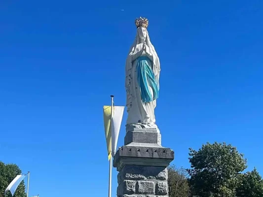 Statua della Madonna Immacolata sulla spianata del Santuario di Lourdes. Pellegrinaggio a Lourdes Tu sei Pietro Viaggi. Statua della Madonna Immacolata sulla spianata del Santuario di Lourdes. Pellegrinaggio a Lourdes Tu sei Pietro Viaggi.