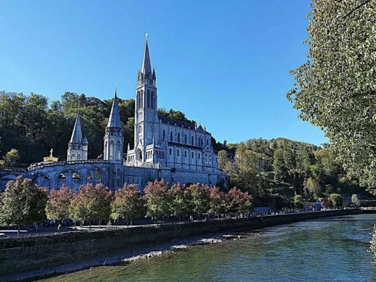 Lourdes fiume Gave e sullo sfondo basilica Santo Rosario. Pellegrinaggio a Lourdes Tu sei Pietro Viaggi. Lourdes fiume Gave e sullo sfondo basilica Santo Rosario. Pellegrinaggio a Lourdes Tu sei Pietro Viaggi.