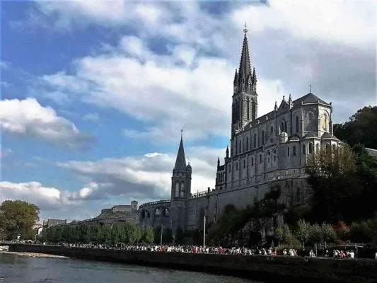 Santuario Basilica di Lourdes e fiume Gave. Pellegrinaggio a Lourdes Tu sei Pietro Viaggi. Santuario Basilica di Lourdes e fiume Gave. Pellegrinaggio a Lourdes Tu sei Pietro Viaggi.