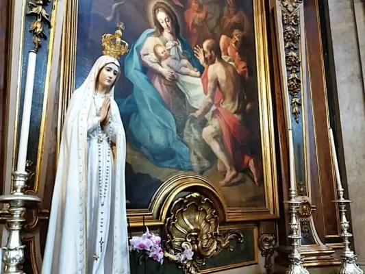 Fatima, statua della Madonna e quadro della Natività, chiesa s. Antonio a Lisbona. Tu Sei Pietro Viaggi. Fatima, statua della Madonna e quadro della Natività, chiesa s. Antonio a Lisbona. Tu Sei Pietro Viaggi.