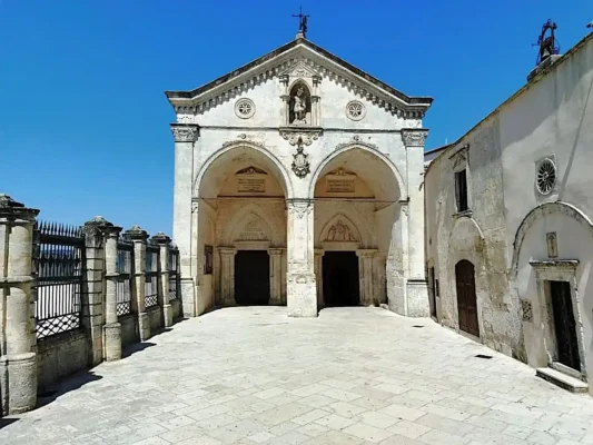 Monte Sant'Angelo in Puglia Entrata della basilica. Pellegrinaggio in tre santuari d'Italia Tu Sei Pietro Viaggi