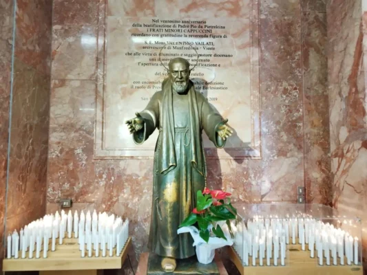 Statua di San Padre Pio nella Basilica di San Giovanni Rotondo - Pellegrinaggio organizzato da Tu Sei Pietro Viaggi