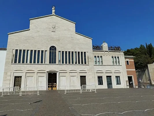 San Giovanni Rotondo facciata Basilica Madonna delle Grazie. Pellegrinaggio Tu Sei Pietro Viaggio San Giovanni Rotondo facciata Basilica Madonna delle Grazie. Pellegrinaggio Tu Sei Pietro Viaggio