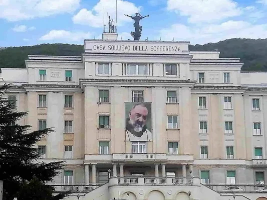 Sui passi di San Pio e della madonna a San Giovanni Rotondo con Tu Sei Pietro Viaggi Casa Sollievo della Sofferenza e volto di Padre Pio a San Giovanni Rotondo e a Pompei- Tu Sei Pietro Viaggi