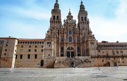 Santiago di Compostela facciata della cattedrale dedicata all'Apostolo San Giacomo. Pellegrinaggio a Fatima e Santiago Tu Sei Pietro Viaggi