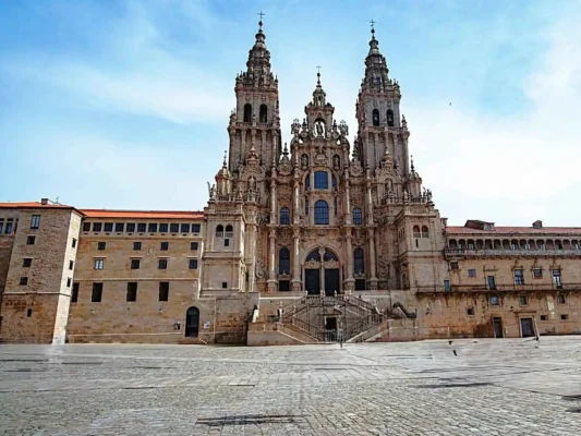Santiago di Compostela facciata della cattedrale dedicata all'Apostolo San Giacomo. Pellegrinaggio a Fatima e Santiago Tu Sei Pietro Viaggi