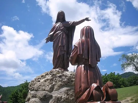 Laus, luogo del Pindreau, statue apparizione madonna e della veggente. Pellegrinaggio a La Salette e Laus Tu Sei Pietro Viaggi