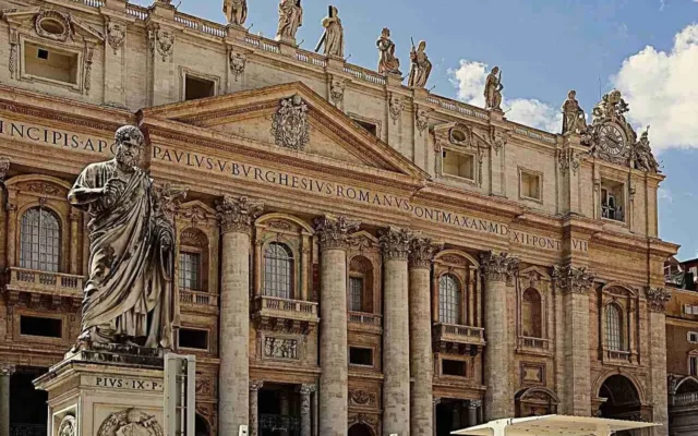 Giubileo Roma Basilica e Statua di San Pietro