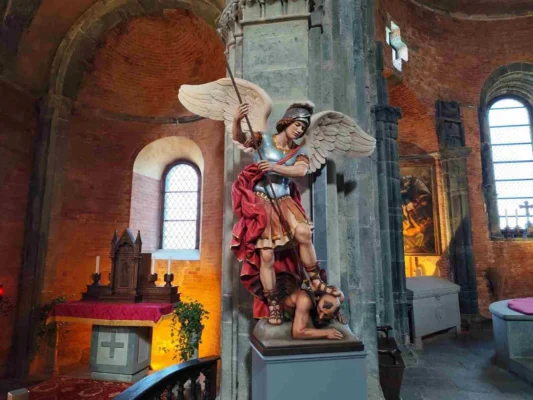 "Statua di San Michele Arcangelo nella Basilica della Sacra di San Michele - Pellegrinaggi Tu Sei Pietro Viaggi" "Statua di San Michele Arcangelo nella basilica della Sacra San Michele in Piemonte" Pellegrinaggi Tu Sei Pietro Viaggi