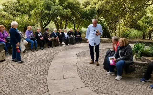gruppo di viaggiatori con accompagnatore a Fatima