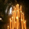 Grotta di Massabielle a Lourdes con candele votive