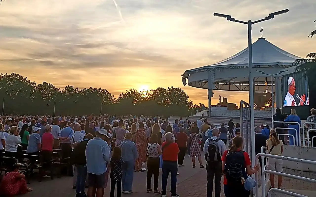 Pellegrini a Medjugorje al tramonto durante il collegamento con Papa Francesco