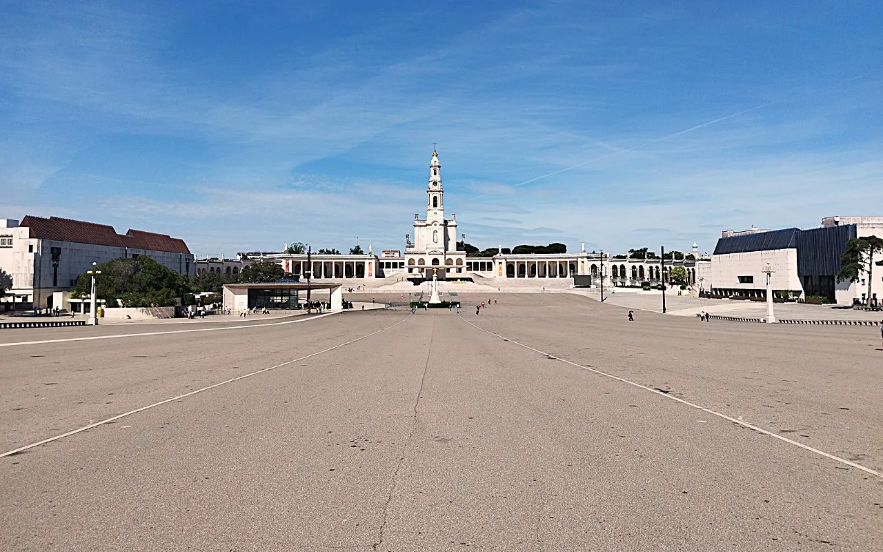 Spianata del Santuario con Basilica e Cappellina delle Apparizioni, Fatima