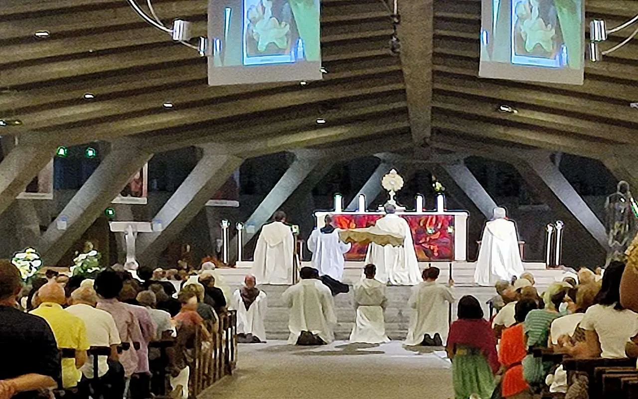 Adorazione eucaristica nella Basilica di San Pio X a Lourdes