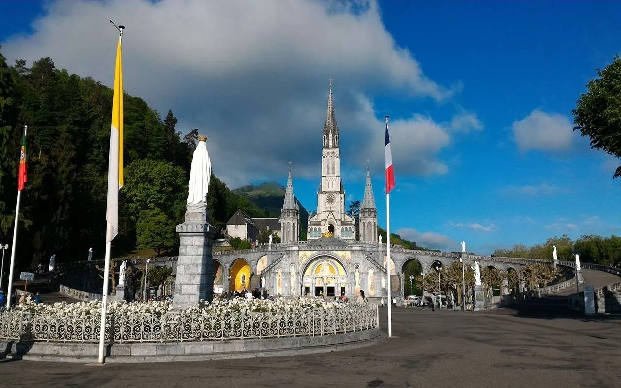 Basilica del Rosario con la statua della Madonna Incoronata a Lourdes