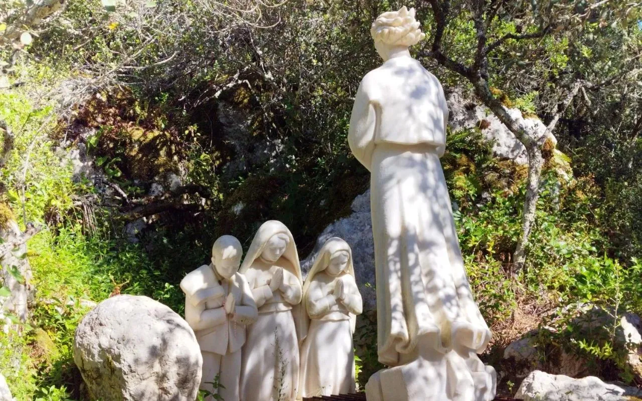 Statua dell'Angelo e dei tre pastorelli in preghiera alla Loca do Cabeço, Fatima