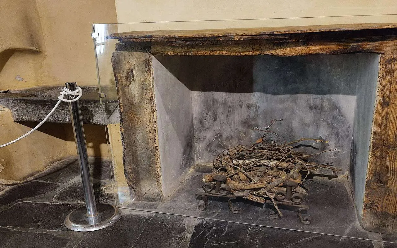 Il camino della casa del Cachot a Lourdes, dove visse la famiglia Soubirous
