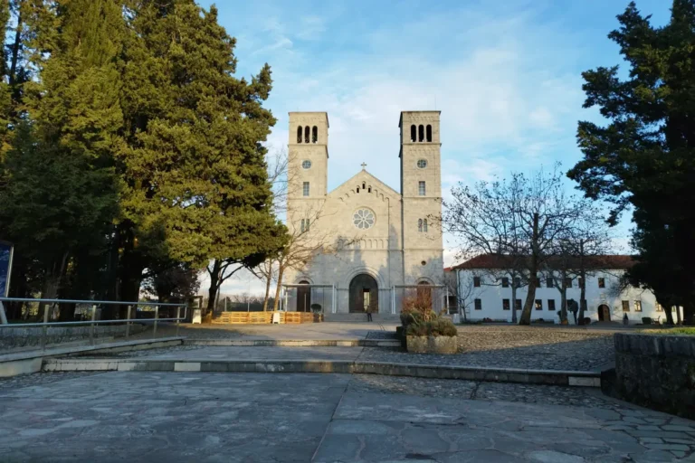 Chiesa in pietra con due campanili e convento francescano di Široki Brijeg