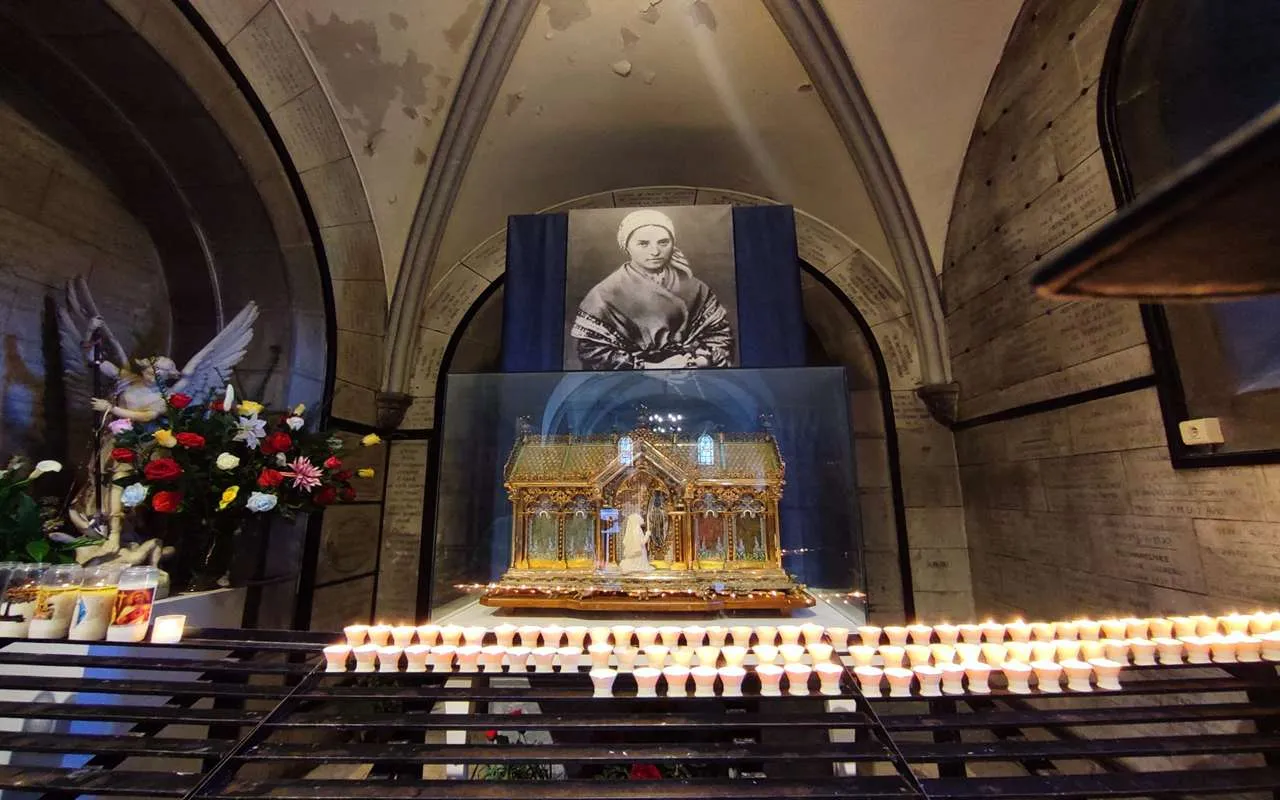 Teca con le reliquie di santa Bernadette nella Cripta di Lourdes