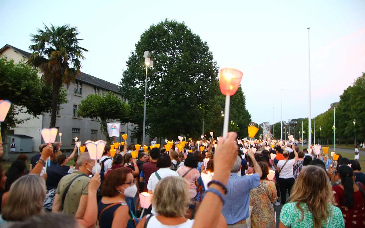 Fiaccolata serale dei pellegrini a Lourdes