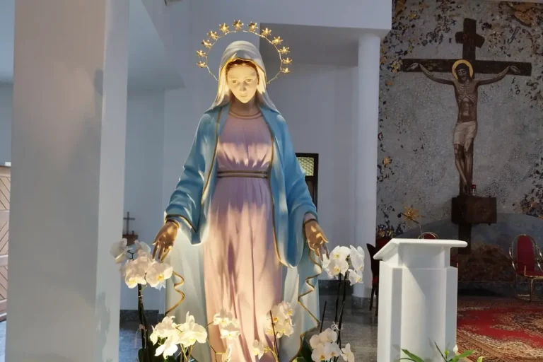 Statua della Madonna con abito rosa e velo azzurro nella chiesa di Tihaljina