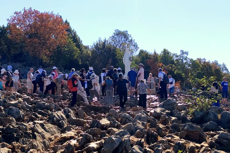Pellegrini sul sentiero di pietre del Colle delle Apparizioni, Podbrdo, Medjugorje