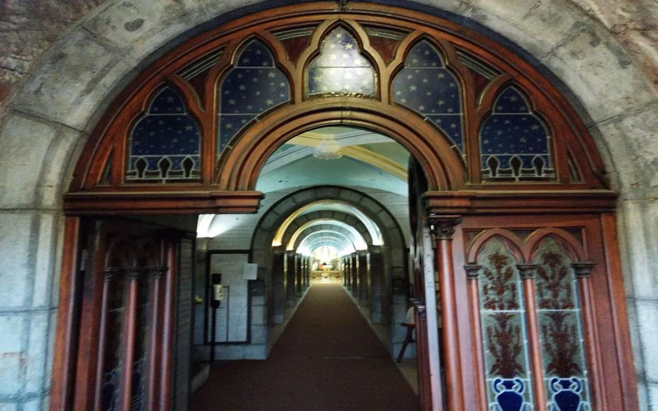 Porta d'ingresso della Cripta del Santuario di Lourdes