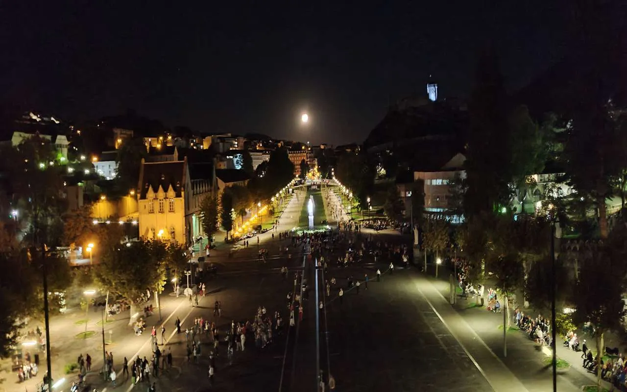 Processione serale con le fiaccole a Lourdes