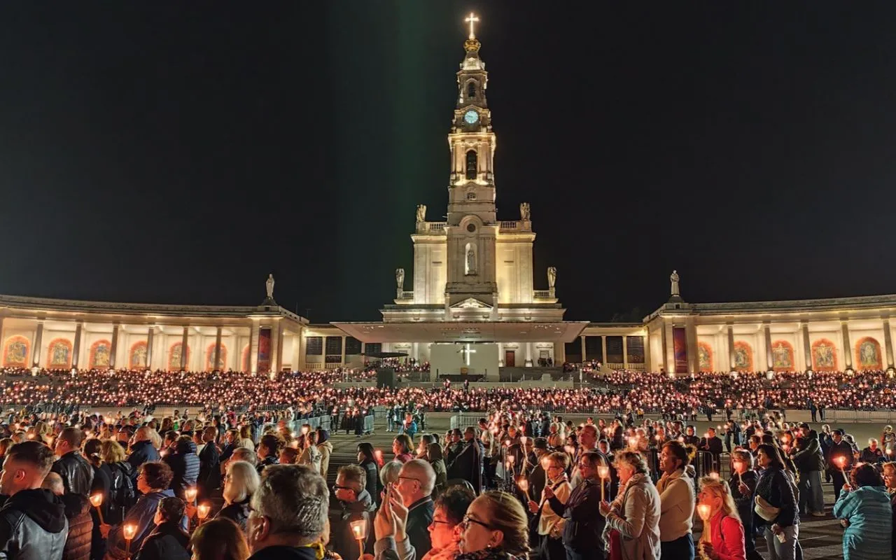 Fiaccolata della processione delle candele di fronte alla Basilica del Rosario illuminata, Fatima