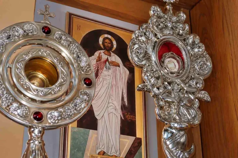 Reliquiari d'argento davanti all'icona di Gesù Misericordioso nella chiesa di Šurmanci
