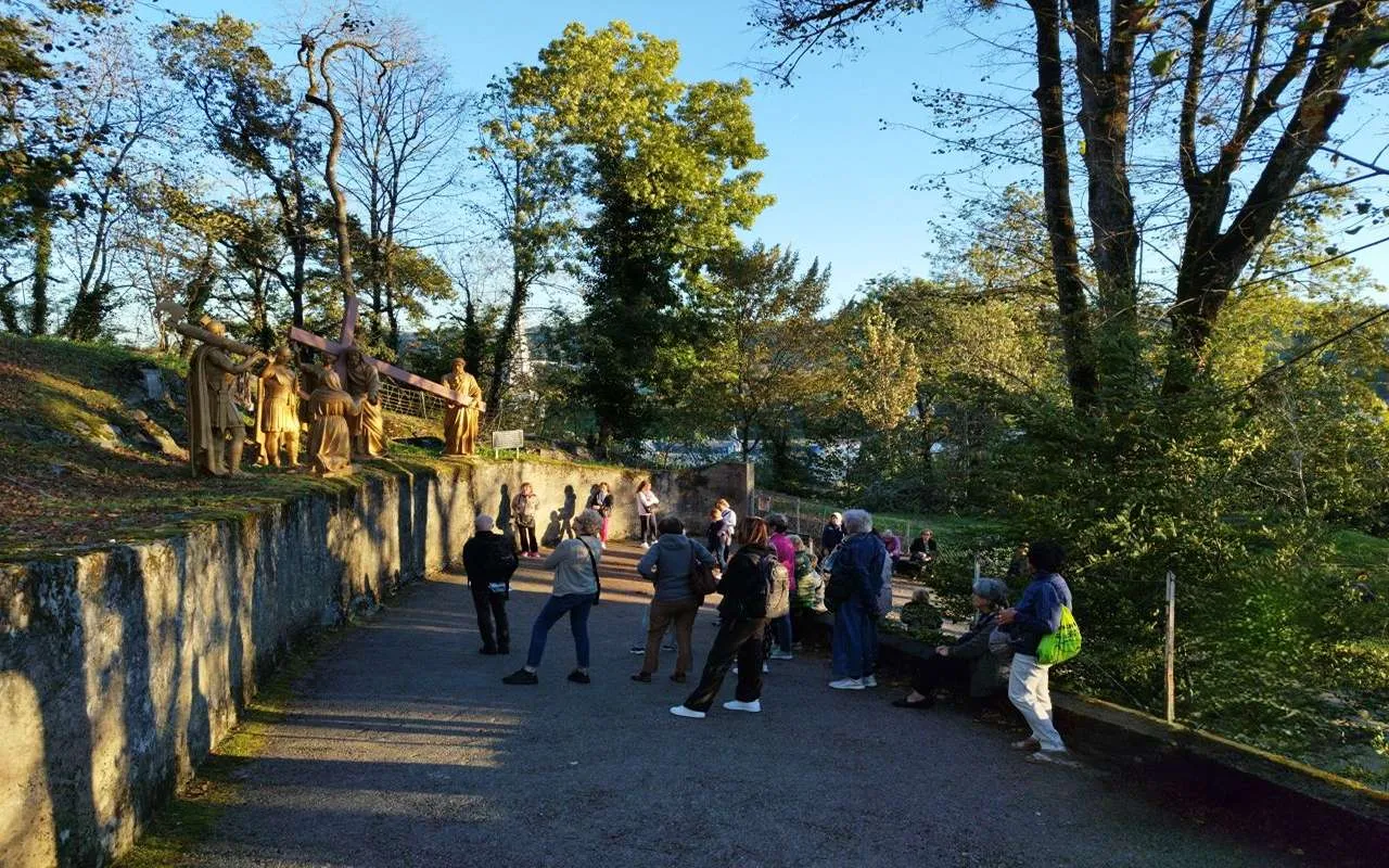 Pellegrini sulla Via Crucis del Mont des Espélugues a Lourdes
