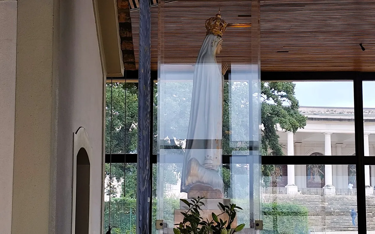 Statua della Madonna di Fatima con la corona, Cappellina delle Apparizioni