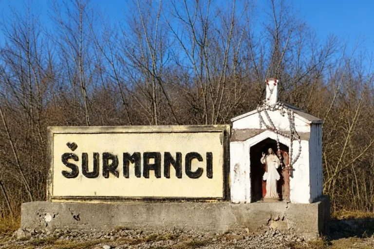 Cartello di Šurmanci con edicola bianca e statua di Gesù Misericordioso