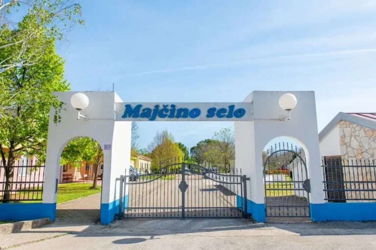 Cancello d'ingresso del Villaggio della Madre, Majčino selo, a Medjugorje